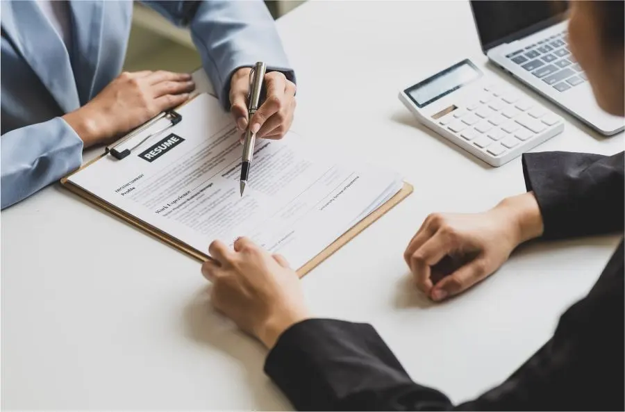 Due persone discutono il CV di un candidato.