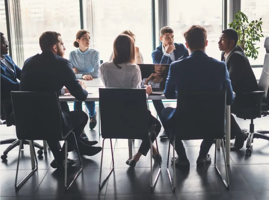 Un gruppo di giovani sta tenendo una riunione.