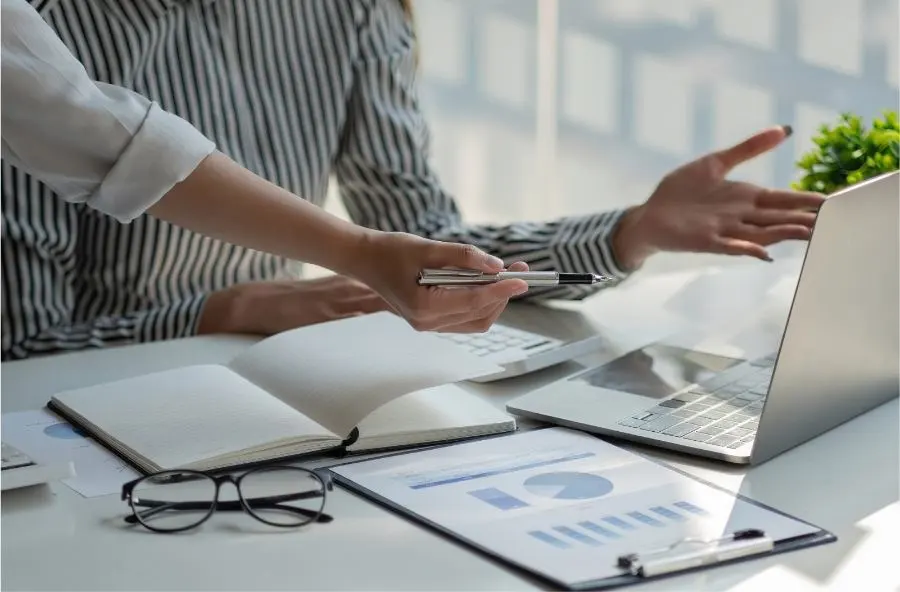 Due donne che discutono insieme sul loro computer portatile.